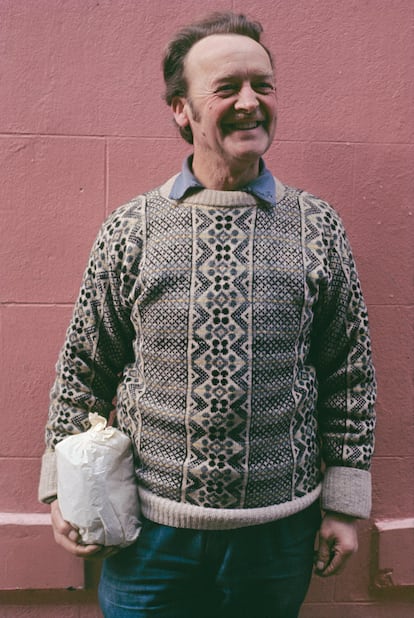 Un hombre posa en las islas Shetland con un jersey típico de la zona.