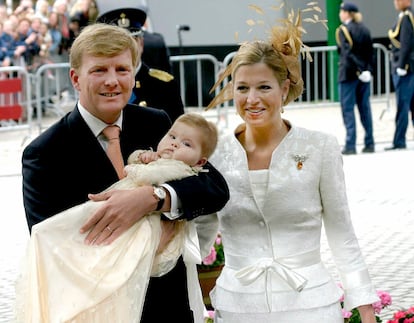 Guillermo y Máxima de Holanda, en el bautizo de su hija Amalia en julio de 2004  en la iglesia de San Jacobo de La Haya, en Países Bajos.