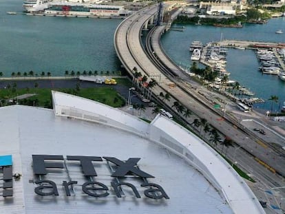 Imagen aérea del estadio de los Miami Heat, rebautizado como FTX Arena, en Miami, Florida.