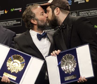 Carlos Vermut, a la derecha, y el productor Pedro Hernández se besan tras su triunfo en el Festival de San Sebastián con 'Magical girl'.