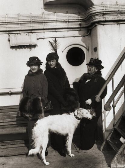 Elsie de Wolfe con su pareja, Elizabeth Marbury, y Anne Morgan, hija de J.P. Morgan (en el centro), en 1913. |