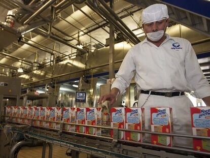 Un empleado en una planta de producci&oacute;n y envasado de leche en M&eacute;xico.