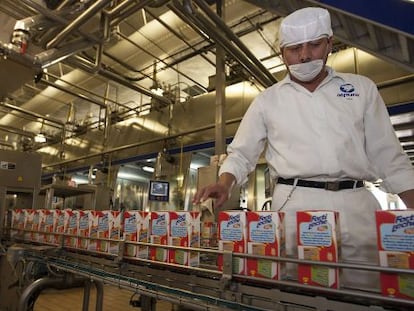 Un empleado en una planta de producci&oacute;n y envasado de leche en M&eacute;xico.