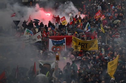 El Consejo de Ministros prevé examinar la ley el 24 de enero y presentarla ante la Asamblea Nacional a partir del 17 de febrero. Quiere aprobarla definitivamente antes del verano. En la imagen, la manifestación de Nantes.