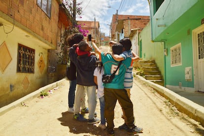 Los niños guardianes de la escuela ambiental realizan una salida de campo para conocer de riqueza natural del entorno en el barrio Rincón del Lago.