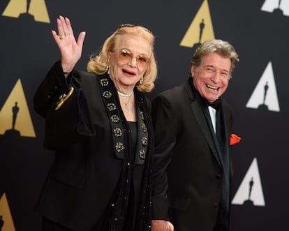 Gena Rowlands y su último esposo, Robert Forrest, en la séptima edición anual de los Governors Awards de la Academia en Hollywood en 2015.