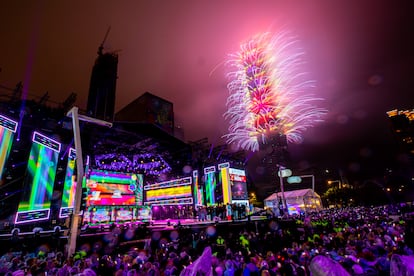 Fuegos artificiales en el rascacielos más alto de Taiwán, el Taipei101, que marca el comienzo del Año Nuevo.
