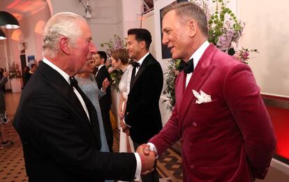 El príncipe de Gales, Carlos de Inglaterra, y Daniel Craig, en el estreno de 'Sin tiempo para morir', la última película del actor como James Bond, en el Royal Albert Hall de Londres, el 28 de septiembre de 2021.