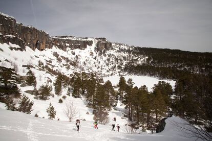 El turismo activo en torno a la nieve de la provincia de Soria se concentra en la zona de los picos de Urbión y sierra de la Demanda. Con poblaciones como Salduero, Duruelo de la Sierra (donde se encuentran las Fuentes del Duero) o Vinuesa, donde está la Laguna Negra (en la foto), un lago de origen glaciar a 1.773 metros de altura de difícil acceso en invierno (se necesitan crampones en algunos tramos). Hay <a href="http://www.puntodenievesantaines.com/" rel="nofollow" target="_blank">una pequeña estación de esquí en el puerto de santa Inés</a>, carretera que va de Vinuesa a Montenegro de Cameros: alquila esquíes, tablas y raquetas de montaña; propone clases de esquí de fondo, esquí alpino y snowboard; y organiza excursiones guiadas de montaña con raquetas de nieve. Empresas de la zona como <a href="https://soriaventura.com/" rel="nofollow" target="_blank">Soriaventura</a> ofrecen actividades invernales.