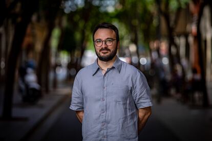 El candidato por la CUP a las elecciones generales del, Albert Botran, posa a las afueras de la sede del partido en Barcelona.