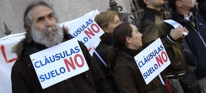 Concentraci&oacute;n de miembros de la plataforma de afectados por las cl&aacute;usulas suelo. EFE/Archivo