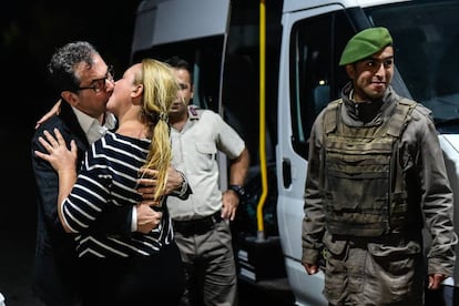 El periodista Kadri Gursel besa a su mujer tras ser liberado de la prisión de Silvri en Estambul (Turquía).