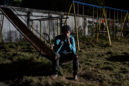 Javier Bez espera noticias de su esposa Alejandra, en el refugio La Mechita, en Tib, el 14 de febrero de 2025.