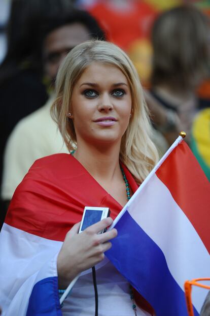 Una holandesa sigue el partido de su selección contra Brasil.