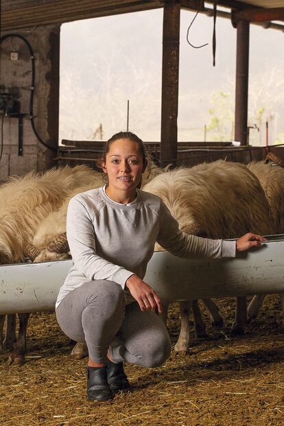 Belén Mendoza, 20 años, posa junto a las ovejas.