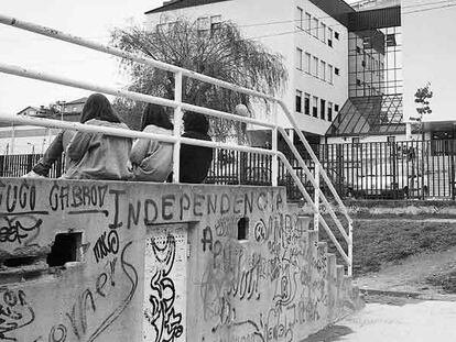 Tres estudiantes en el Instituto del Calvario, en Vigo.