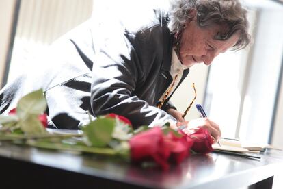 Una mujer fima en el libro de condolencias en la capilla ardiente de Carme Chacón en la sede del PSOE, en Madrid.