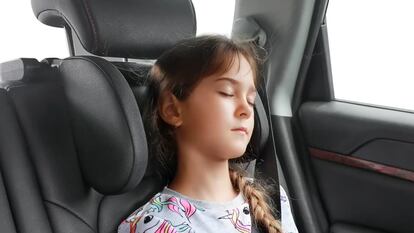 Una forma muy práctica de evitar molestias en el cuello mientras se descansa en el coche.