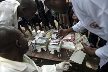 El enfermero Jean Ilombelombe Menga observa los test serológicos para enfermedad del sueño en la localidad congolesa de Yalikombo. “Durante muchos años en esta zona no sabíamos que nos enfrentábamos a la enfermedad del sueño, todos pensaban que era algo de brujería y nosotros lo tratábamos como si fuera neuropaludismo”, asegura. En la actualidad, el tratamiento indicado consigue curar a los pacientes en un elevadísimo porcentaje.
