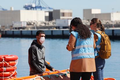 Agentes de Frontex identifican a un migrante rescatado, en el puerto de Algeciras el 5 de marzo de 2023.
