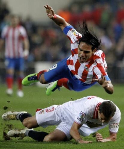 Falcao cae ante Navarro en la goleada ante el Sevilla.