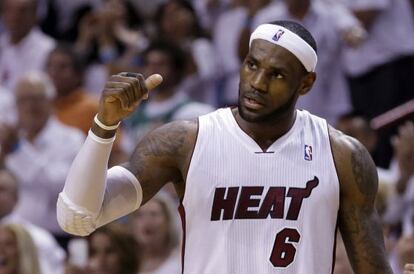 LeBron James celebra una canasta.