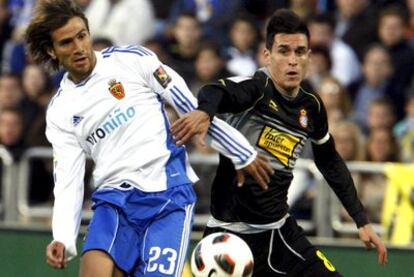 Ponzio y Callejón pelean por el balón.