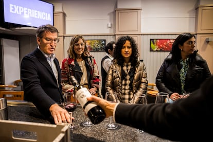  El presidente del partido popular, Alberto Núñez Feijóo, toma un vino en un bar de Monforte de Lemos (Lugo), el 2 de febrero. 