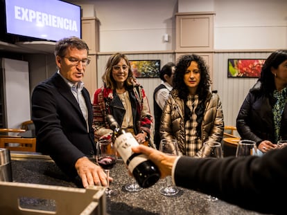 Alberto Núñez Feijóo tomaba un vino en un bar de Monforte de Lemos (Lugo), el viernes.