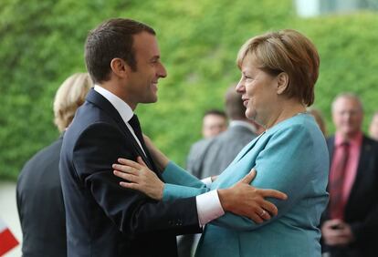 La canciller Angela Merkel saluda al presidente franc&eacute;s Emmanuel Macron en Berl&iacute;n, este jueves.