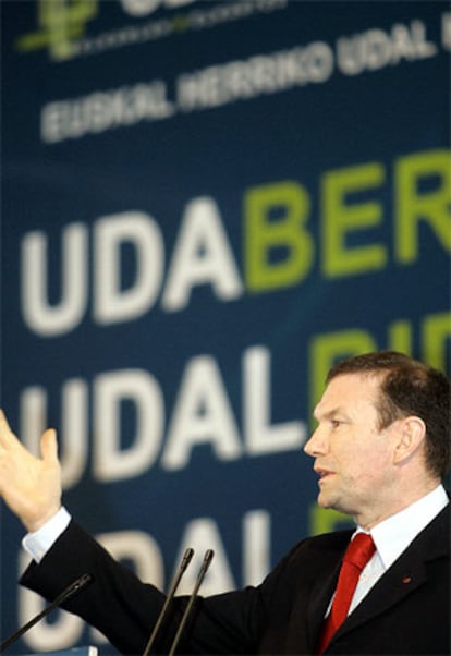 El <i>lehendakari</i>, Juan José Ibarretxe, durante su intervención en la IV Asamblea de Udalbide-Udalbiltza.