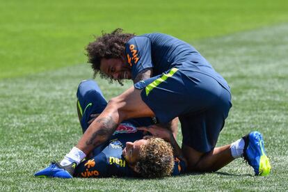 Marcelo bromea con Neymar durante un entrenamiento.