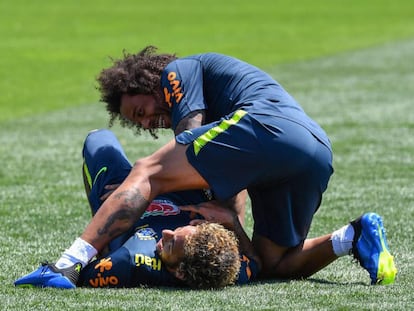 Marcelo bromea con Neymar durante un entrenamiento. 