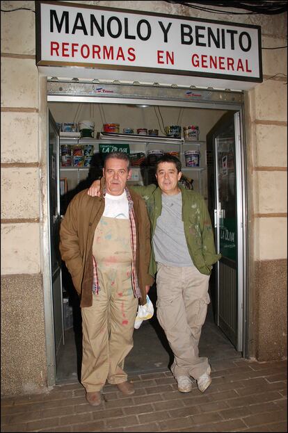 Los actores Ángel de Andrés y Carlos Iglesias, durante el rodaje de la serie 'Manolo y Benito Corporeision', la secuela de 'Manos a la obra'.