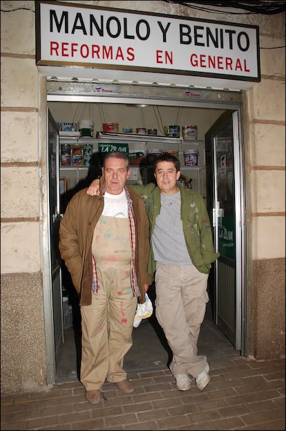 Los actores Ángel de Andrés y Carlos Iglesias, durante el rodaje de la serie 'Manolo y Benito Corporeision', la secuela de 'Manos a la obra'.