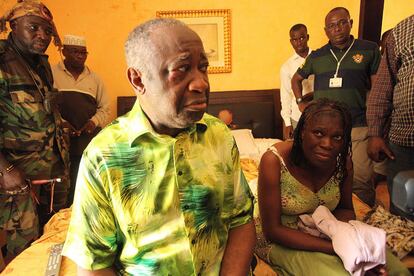 Laurent Gbagbo y su esposa Simone, en la cama del hotel Golf de Abiyán, después de su arresto por fuerzas de Alassane Ouattara, apoyadas por tropas de la ONU.