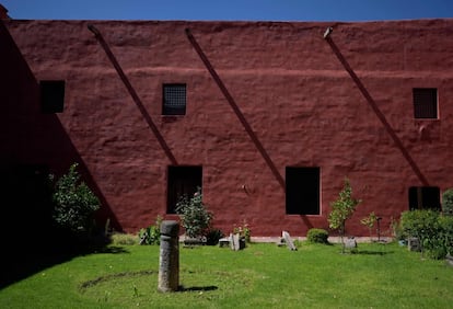 El conjunto de edificios de Tlaxcala es un ejemplo del modelo arquitectónico y de las soluciones espaciales desarrolladas en respuesta a un nuevo contexto cultural, que integró elementos locales para crear espacios como amplios atrios y capillas posas.