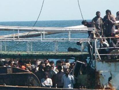 El barco con los inmigrantes hacinados se dirige a un puerto mauritano, según De la Vega