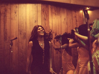 Tina Turner e as Ikettes, em 1973, em imagem do documentário ‘Tina’.