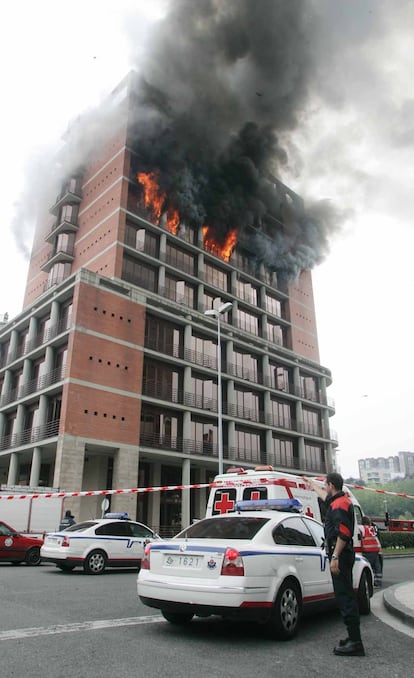 Incendio
Edificio Hacienda en Errotaburu.San Sebastian
foto javier hernandez 13.06.05