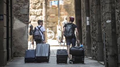 Dos turistas en una calle de Barcelona.