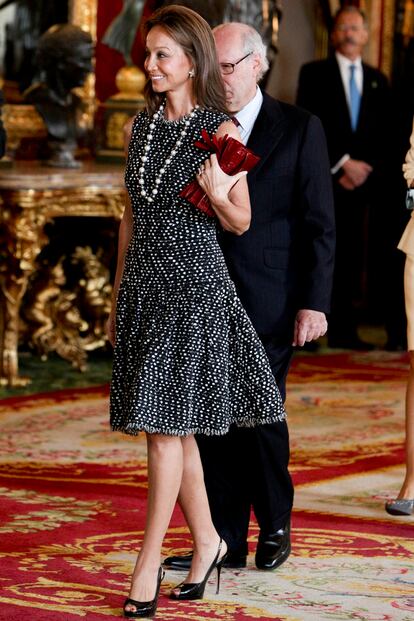 En 2010, Isabel Preysler fue una de las invitadas más elegantes. La mujer del ex ministro Miguel Boyer acertó con un vestido lady de tweed con lunares negros. El detalle: las joyas y la cartera granate a juego con los guantes.