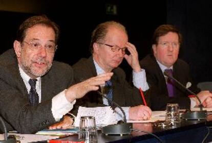 Javier Solana,  el embajador sueco ante la UE, Anders Bjurner  (en el centro), y George Robertson, ayer en Bruselas.