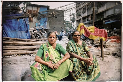 Rama y Kanta Kumbar, de 58 y 68 años, esperan sentadas cerca del hospital interreligioso de Dharavi, en el sector dedicado a la cerámica de este barrio.