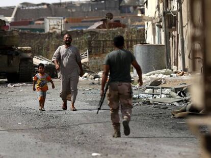 Un miembro de las fuerzas iraqu&iacute;es patrulla una calle en Mosul el jueves. 