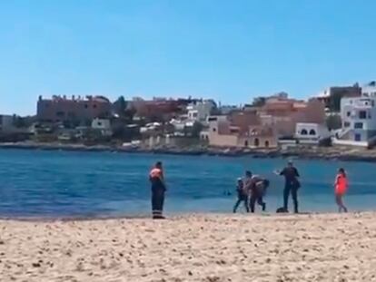 La Policía detiene a un bañista en Ibiza tras intentar ahogar a un agente