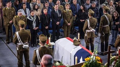 Carolina Tohá en el funeral de uno de los tres carabineros asesinados en Biobío