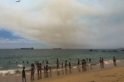 Vista de la playa de Valparaiso donde se observa el humo del incendio.