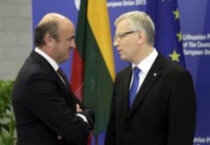 El ministro de Econom&iacute;a espa&ntilde;ol, Luis de Guindos (i), conversa con su hom&oacute;logo lituano, Rimantas Sadzius, durante una reuni&oacute;n informal de dos d&iacute;as en Vilna (Lituania).