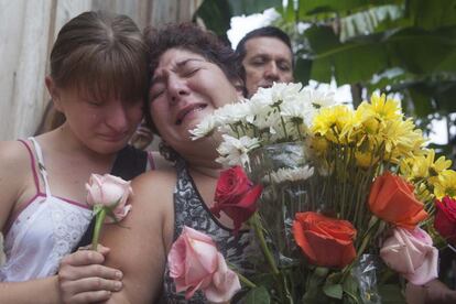 Yuri Jiménez llora un año después la muerte de su hijo Carlos Angarita, de 16 años, y que fue descuartizado en una 'casa de pique' por paramilitares.